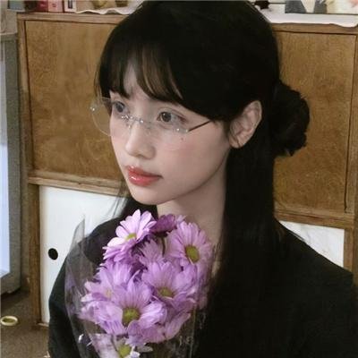 穿黄睡衣的女孩